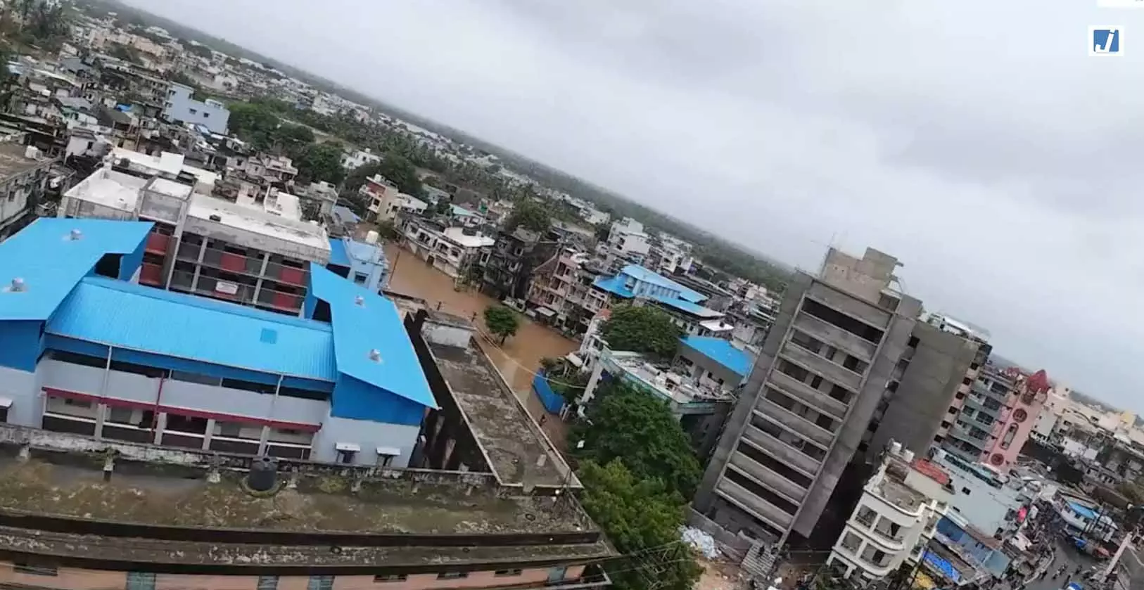 नवसारी में भारी बारिश से जलभराव, कई इलाके डूबे, राहत-बचाव अभियान जारी नवसारी में भारी बारिश से जलभराव, कई इलाके डूबे, राहत-बचाव अभियान जारी