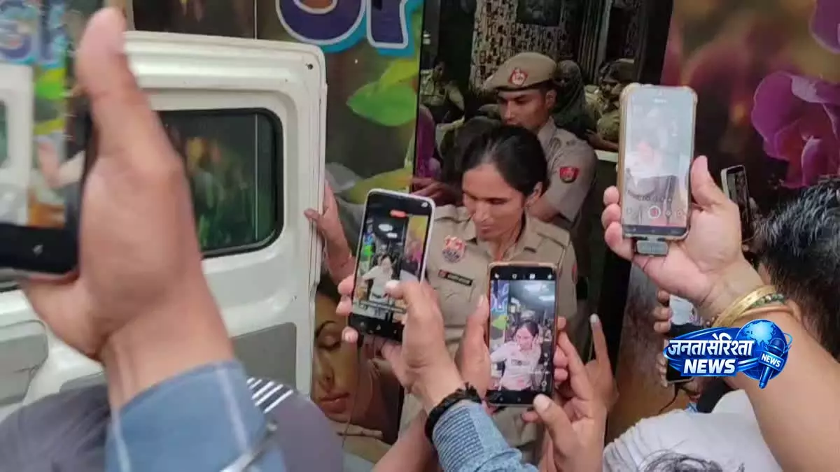 फरीदाबाद स्पा सेंटर पर 6 घंटे छापा, 7 महिलाएं और युवक हिरासत में फरीदाबाद स्पा सेंटर पर 6 घंटे छापा, 7 महिलाएं और युवक हिरासत में