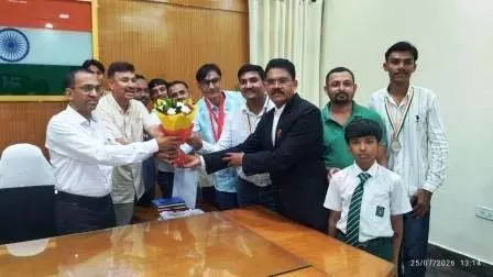 राज्य व राष्ट्रीय स्तर के शूटिंग खिलाड़ियों ने कलेक्टर अजीत वसंत से की सौजन्य भेंट राज्य व राष्ट्रीय स्तर के शूटिंग खिलाड़ियों ने कलेक्टर अजीत वसंत से की सौजन्य भेंट