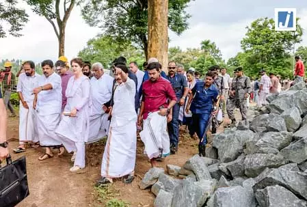 प्रियंका गांधी वाड्रा ने भूस्खलन वाली जगह का लिया जायजा, बोलीं- सरकार हर जरूरी मदद देगी प्रियंका गांधी वाड्रा ने भूस्खलन वाली जगह का लिया जायजा, बोलीं- सरकार हर जरूरी मदद देगी