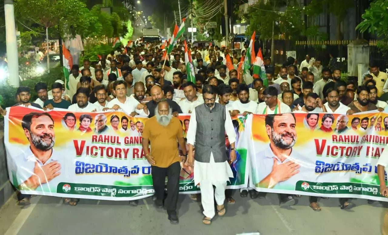 Telangana: प्रधान के इस्तीफे के बाद कांग्रेस ने संगारेड्डी में विजय रैली निकाली Telangana: प्रधान के इस्तीफे के बाद कांग्रेस ने संगारेड्डी में विजय रैली निकाली