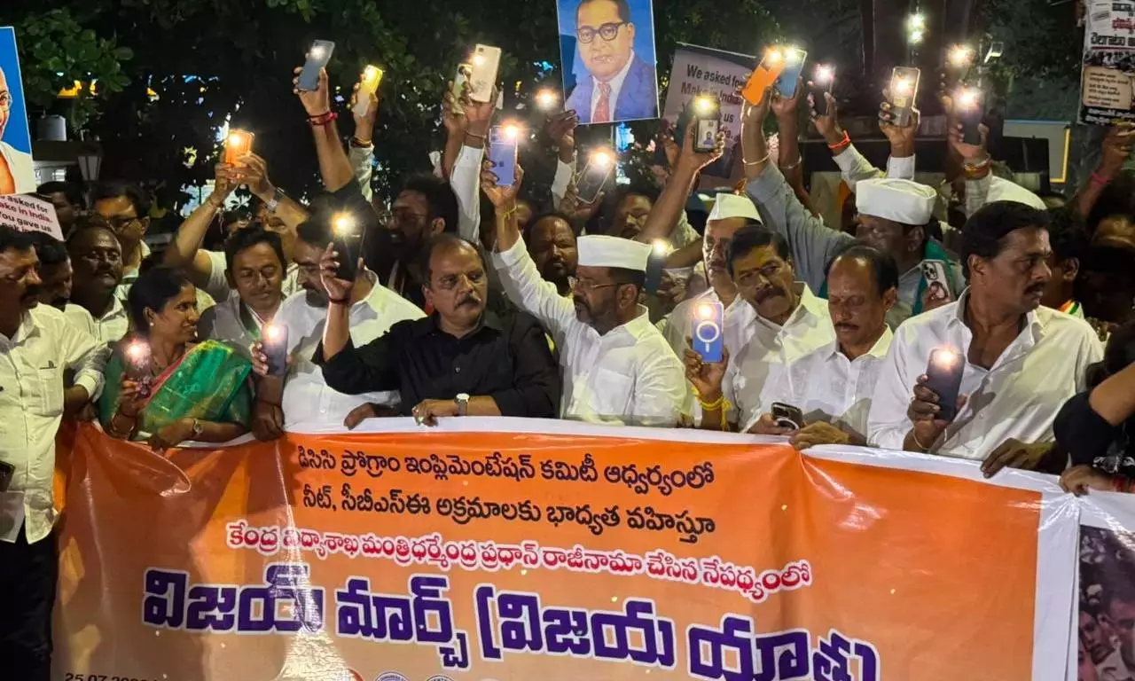 Telangana: प्रधान के इस्तीफे के बाद कांग्रेस ने हनुमाकोंडा में विजय मार्च निकाला Telangana: प्रधान के इस्तीफे के बाद कांग्रेस ने हनुमाकोंडा में विजय मार्च निकाला
