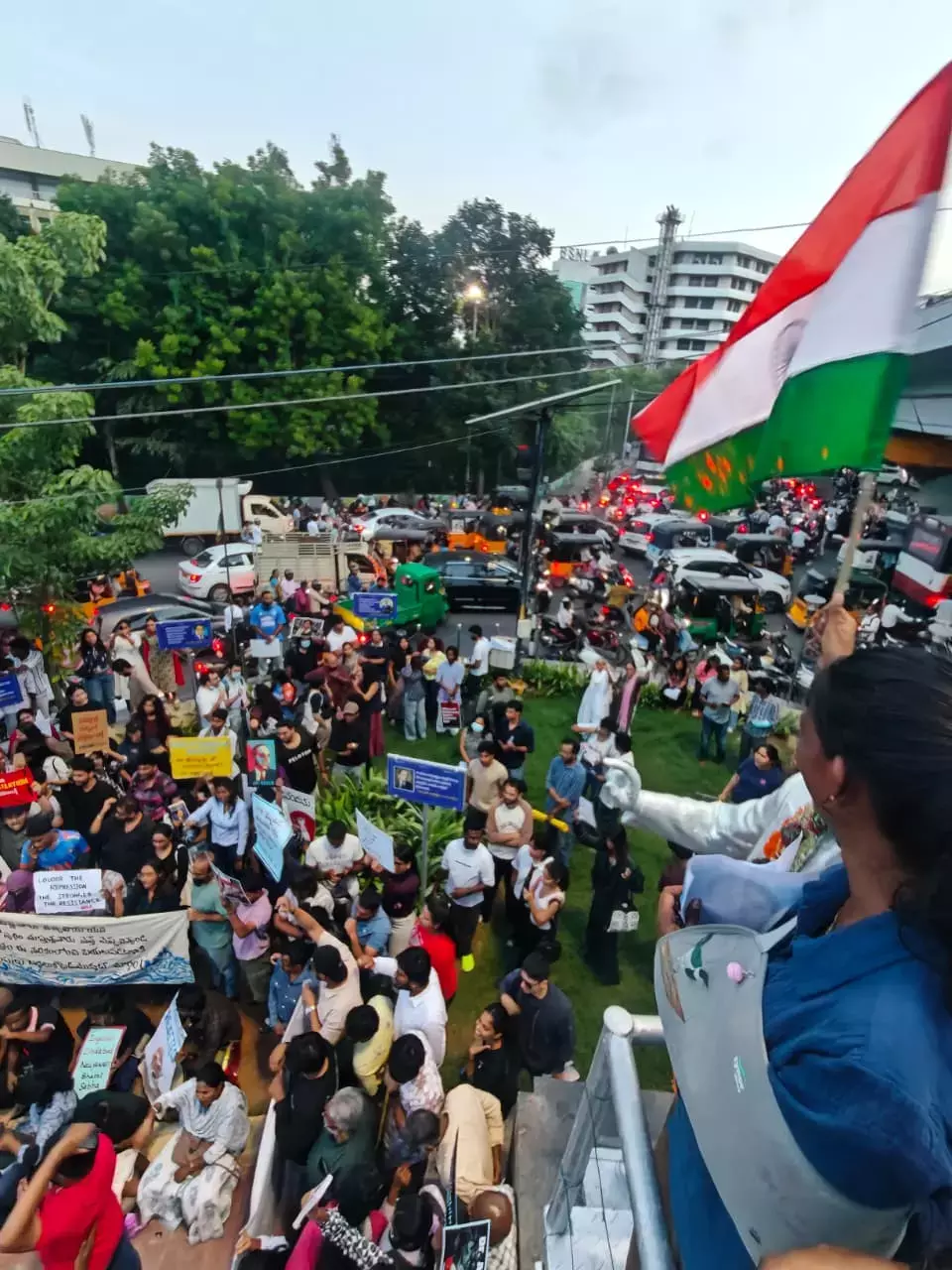 Telangana: प्रधान के इस्तीफे के बाद हैदराबाद में सड़कों पर विरोध प्रदर्शन जश्न में बदल गया