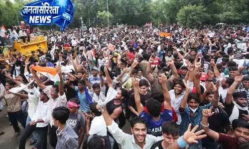 Delhi जंतर-मंतर पर खुशी की लहर, आंदोलनकारियों ने मनाया जश्न Delhi जंतर-मंतर पर खुशी की लहर, आंदोलनकारियों ने मनाया जश्न
