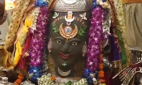 रजत ओम, बेल पत्र, मुकुट और रुद्राक्ष की माला अर्पित कर बाबा महाकाल का भव्य शृंगार रजत ओम, बेल पत्र, मुकुट और रुद्राक्ष की माला अर्पित कर बाबा महाकाल का भव्य शृंगार