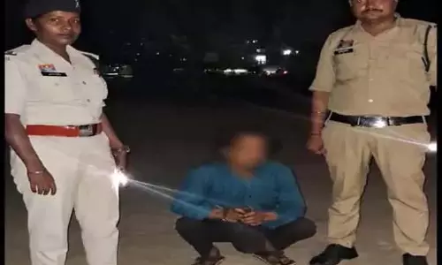 बकरा मुंडी और चिल्लर नाम के बदमाश के घर पुलिस की रेड, आपराधिक गतिविधि से दूर रहने की चेतावनी