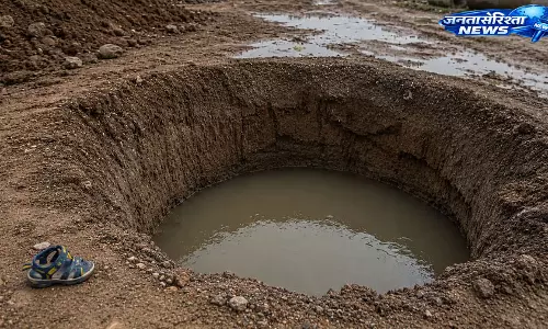 ग्रेटर नोएडा में दर्दनाक हादसा, 15 फीट गहरे गड्ढे में डूबने से छह वर्षीय बच्चे की मौत ग्रेटर नोएडा में दर्दनाक हादसा, 15 फीट गहरे गड्ढे में डूबने से छह वर्षीय बच्चे की मौत