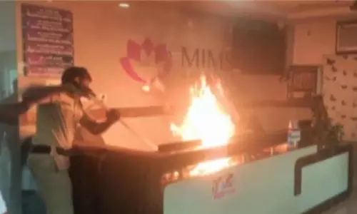 अस्पताल में तोड़फोड़ और आगजनी, मरीज की मौत के बाद परिजनों का गुस्सा फूटा अस्पताल में तोड़फोड़ और आगजनी, मरीज की मौत के बाद परिजनों का गुस्सा फूटा