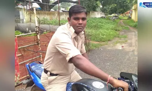 आरक्षक ने थाना परिसर के बैरक में किया सुसाइड आरक्षक ने थाना परिसर के बैरक में किया सुसाइड