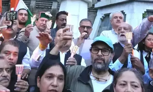 Shimla: शिमला में नीट पेपर लीक के खिलाफ सड़कों पर उतरे कांग्रेस-माकपा कार्यकर्ता
