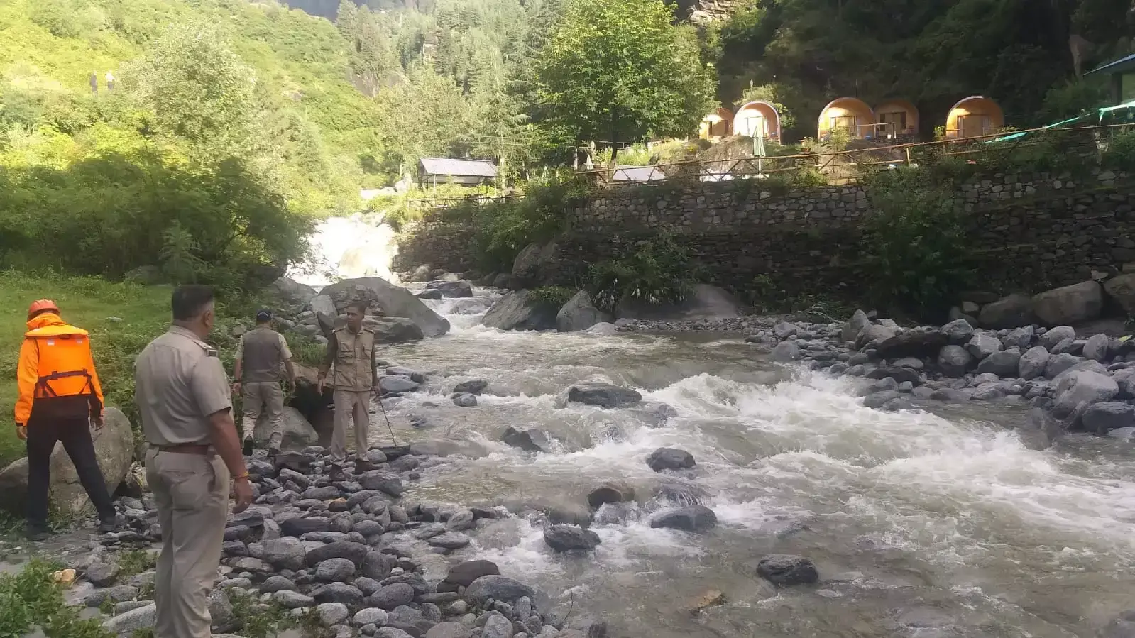 Kullu: व्यास नदी किनारे मिला ट्रैकर का शव, रेस्क्यू ऑपरेशन समाप्त