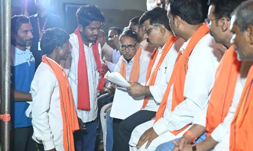 गृहमंत्री विजय शर्मा ने बच्चों को देखकर रुकवाया काफिला, खिलाई चॉकलेट