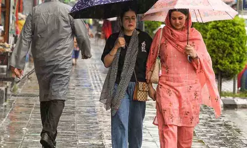 Kashmir में पांचवें दिन भी बारिश, बाढ़ का खतरा टला Kashmir में पांचवें दिन भी बारिश, बाढ़ का खतरा टला