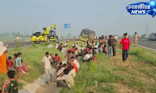 गंगा एक्सप्रेसवे पर बस हादसा, 24 यात्री घायल गंगा एक्सप्रेसवे पर बस हादसा, 24 यात्री घायल