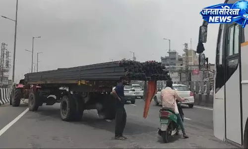 सोहना एलिवेटेड रोड पर बीच सड़क खराब हुआ ट्रैक्टर, टला हादसा