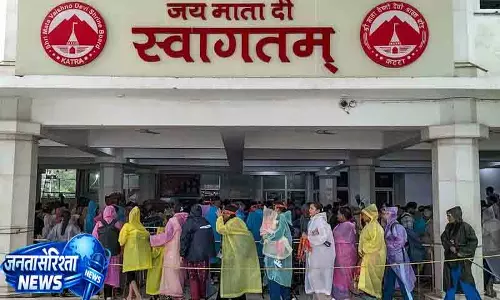 Jammu मौसम की बाधा के बाद वैष्णो देवी यात्रा दोबारा शुरू