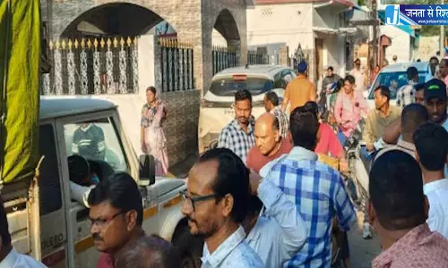 ठगबाज के घर का सैकड़ों पीड़ितों ने किया घेराव, डोंगरगढ़ पुलिस पहुंची मौके पर ठगबाज के घर का सैकड़ों पीड़ितों ने किया घेराव, डोंगरगढ़ पुलिस पहुंची मौके पर