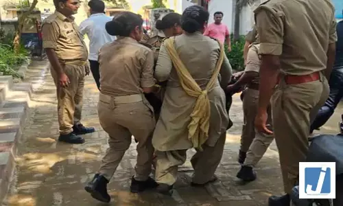 थाने के बाहर अफरा-तफरी का माहौल...जिसको जेल भिजवाया, उसी से शादी की जिद थाने के बाहर अफरा-तफरी का माहौल...जिसको जेल भिजवाया, उसी से शादी की जिद