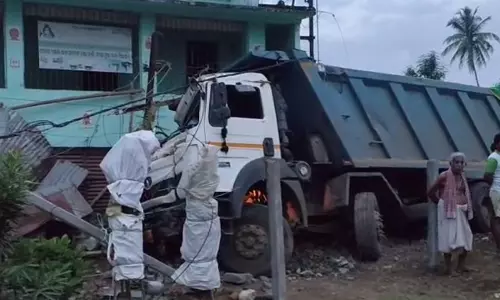 Ganjam में रेत से लदा हाइवा ट्रक घर से टकराया, परिवार बाल-बाल बचा