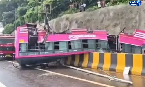 केरल में भीषण सड़क हादसा, कुट्टीपुरम के पास बस पलटी; एक की मौत, 26 घायल केरल में भीषण सड़क हादसा, कुट्टीपुरम के पास बस पलटी; एक की मौत, 26 घायल