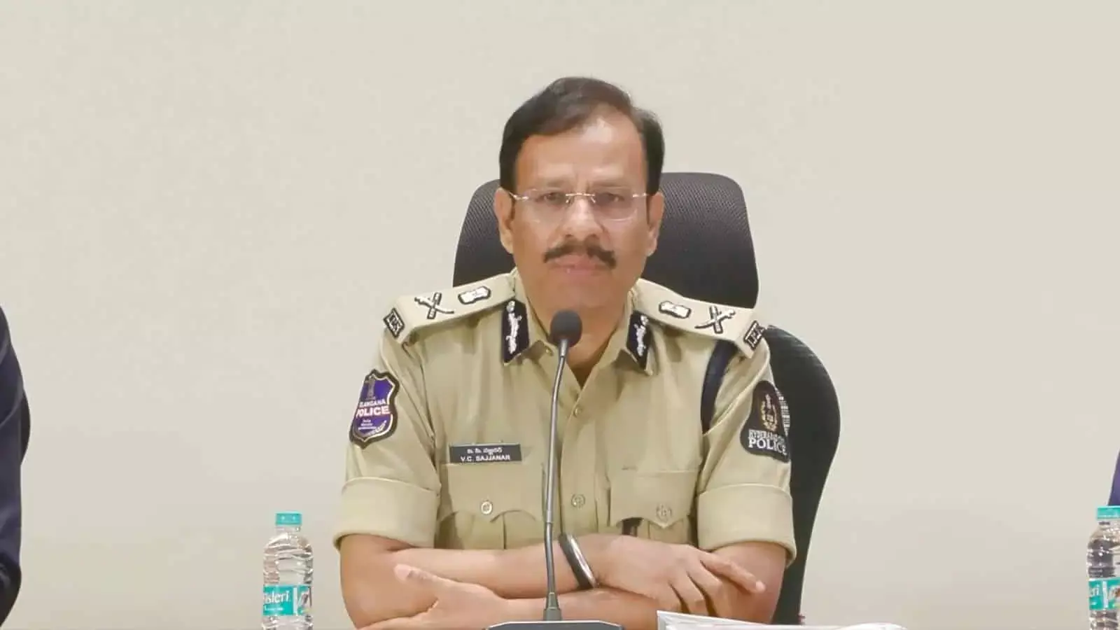 हैदराबाद पुलिस का साइबर अलर्ट, इंदिरम्मा हाउसिंग से जुड़े फर्जी ऑफर्स से रहें दूर हैदराबाद पुलिस का साइबर अलर्ट, इंदिरम्मा हाउसिंग से जुड़े फर्जी ऑफर्स से रहें दूर