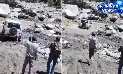 जोखिम भरे सफर को मजबूर लोग जोखिम भरे सफर को मजबूर लोग