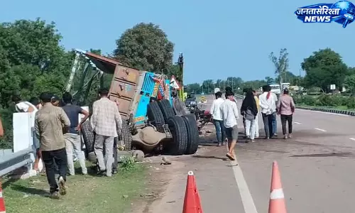 सीमेंट से लदा हाइवा पुल से टकराया; हेल्पर की मौत, चालक गंभीर