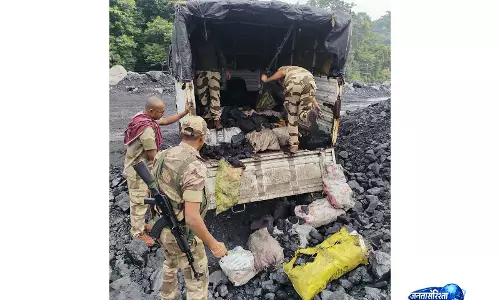 CISF की अवैध कोयला खनन पर बड़ी कार्रवाई, 1,277 टन कोयला जब्त CISF की अवैध कोयला खनन पर बड़ी कार्रवाई, 1,277 टन कोयला जब्त