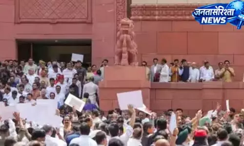 धर्मेंद्र प्रधान के इस्तीफे के बाद भी विपक्ष का हंगामा जारी धर्मेंद्र प्रधान के इस्तीफे के बाद भी विपक्ष का हंगामा जारी