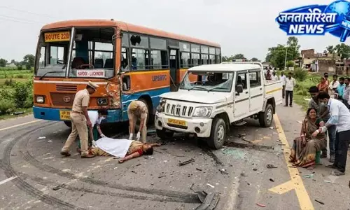 बस-पिकअप भिड़ंत में महिला यात्री ने तोड़ा दम