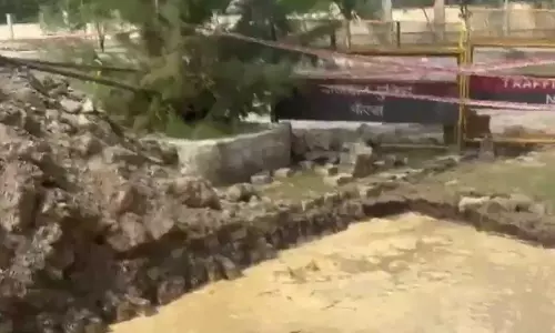 Greater Noida में पानी के गड्ढे में बच्चे की मौत, ठेकेदार गिरफ्तार