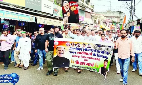 मशालें और मोमबत्तियां लेकर निकाला मार्च