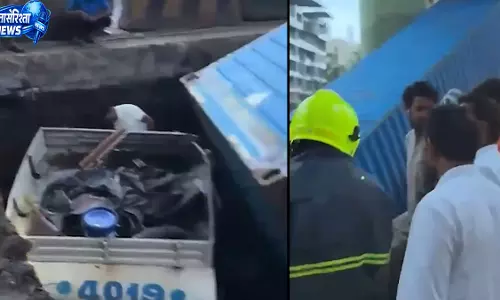 ठाणे में मेट्रो गड्ढे में गिरा कंटेनर, ड्राइवर को सुरक्षित बचाया गया ठाणे में मेट्रो गड्ढे में गिरा कंटेनर, ड्राइवर को सुरक्षित बचाया गया