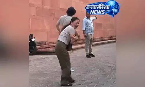 ताज परिसर में बंदरों का आतंक, विदेशी महिला घायल