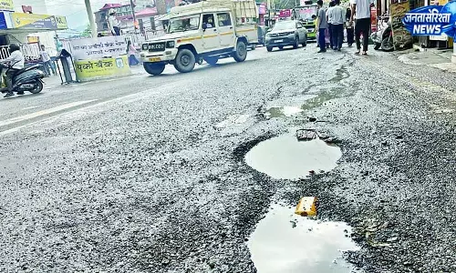 शहर की बदहाल सडक़ों को लेकर स्थानीय व्यापारियों और आम लोगों में बढ़ा रोष