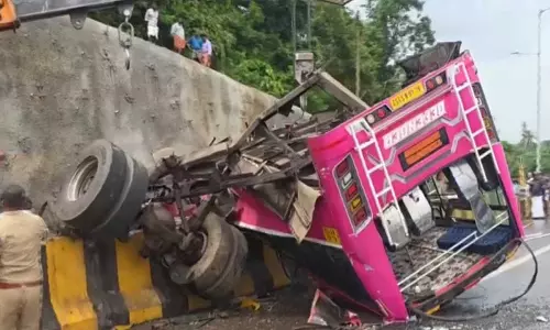 केरल: कुट्टीपुरम के पास प्राइवेट बस पलटने से 1 की मौत, 20 से ज़्यादा घायल