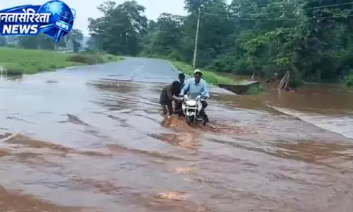 सड़क पर पानी, ग्रामीणों की बढ़ी परेशानी