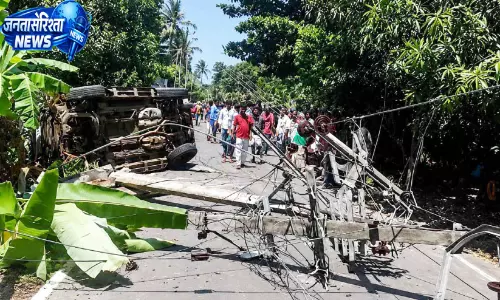 तेज रफ्तार कार अनियंत्रित होकर पलटी, खंभे से टक्कर के बाद यात्रियों को चोटें