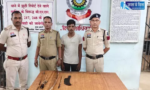 तीर-धनुष, लोहे का कत्ता के साथ लोगों को धमका रहा आरोपी गिरफ्तार, आर्म्स एक्ट में कार्रवाई तीर-धनुष, लोहे का कत्ता के साथ लोगों को धमका रहा आरोपी गिरफ्तार, आर्म्स एक्ट में कार्रवाई