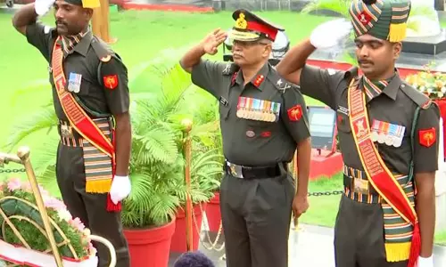 लेफ्टिनेंट जनरल वी. श्रीहरी ने कारगिल युद्ध के वीर शहीदों को श्रद्धांजलि दी लेफ्टिनेंट जनरल वी. श्रीहरी ने कारगिल युद्ध के वीर शहीदों को श्रद्धांजलि दी