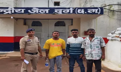 नशीली दवाओं के अवैध कारोबार पर पुलिस की बड़ी कार्रवाई, 3 तस्कर गिरफ्तार नशीली दवाओं के अवैध कारोबार पर पुलिस की बड़ी कार्रवाई, 3 तस्कर गिरफ्तार