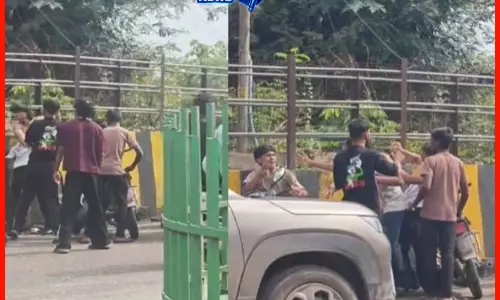 CSEB चौकी के सामने युवकों में जमकर मारपीट, सड़क पर हुआ हंगामा CSEB चौकी के सामने युवकों में जमकर मारपीट, सड़क पर हुआ हंगामा