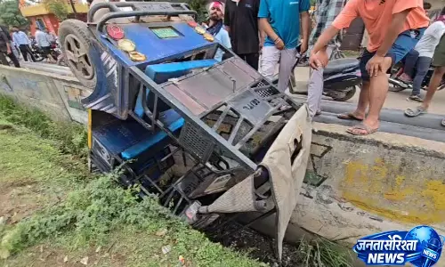 रायपुर में तेज रफ्तार कार ने E-रिक्शा को मारी जोरदार टक्कर, देखें VIDEO...