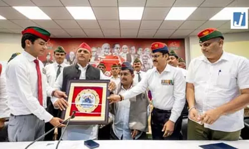 कारगिल विजय दिवस पर बोले अखिलेश यादव- सेना के शौर्य पर गर्व, सीमाओं और संविधान की रक्षा जरूरी कारगिल विजय दिवस पर बोले अखिलेश यादव- सेना के शौर्य पर गर्व, सीमाओं और संविधान की रक्षा जरूरी