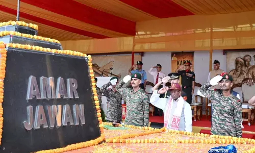 Assam के राज्यपाल ने विजय दिवस पर कारगिल युद्ध के नायकों को दी श्रद्धांजलि Assam के राज्यपाल ने विजय दिवस पर कारगिल युद्ध के नायकों को दी श्रद्धांजलि