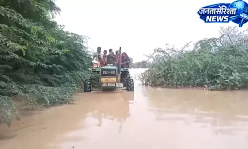 भारी बारिश से बनासकांठा का कांथेरिया गांव दो दिन रहा कट ऑफ, ट्रैक्टरों से ग्रामीणों को सुरक्षित निकाला गया भारी बारिश से बनासकांठा का कांथेरिया गांव दो दिन रहा कट ऑफ, ट्रैक्टरों से ग्रामीणों को सुरक्षित निकाला गया