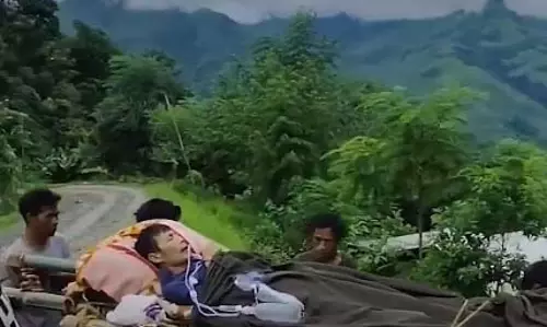नागालैंड में इंसानियत की मिसाल: बारिश से टूटी सड़क, ग्रामीणों ने मरीज को पैदल उठाकर पहुंचाया सुरक्षित स्थान नागालैंड में इंसानियत की मिसाल: बारिश से टूटी सड़क, ग्रामीणों ने मरीज को पैदल उठाकर पहुंचाया सुरक्षित स्थान