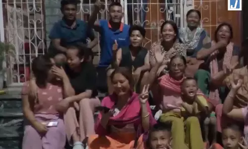 मीराबाई चानू के गोल्ड जीतते ही इंफाल ईस्ट में जश्न, घर पर बधाई देने पहुंचे लोग मीराबाई चानू के गोल्ड जीतते ही इंफाल ईस्ट में जश्न, घर पर बधाई देने पहुंचे लोग