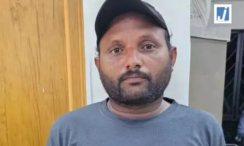 गुजरात: वलसाड में चावल के छिलके के नीचे छिपाई गई 14.2 लाख रुपए की शराब जब्त