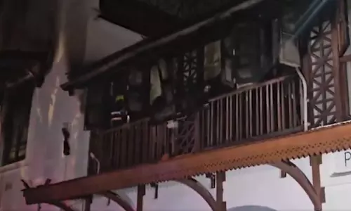 मुंबई के भायखला पुलिस स्टेशन में लगी आग, दमकल ने पाया काबू; कोई हताहत नहीं मुंबई के भायखला पुलिस स्टेशन में लगी आग, दमकल ने पाया काबू; कोई हताहत नहीं